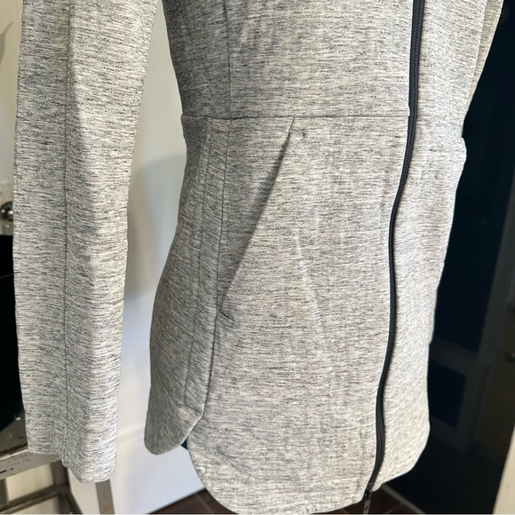 Lululemon • Going Places Hooded Jacket
Heathered Space Dyed Medium Grey size 2 - Picture 4 of 16